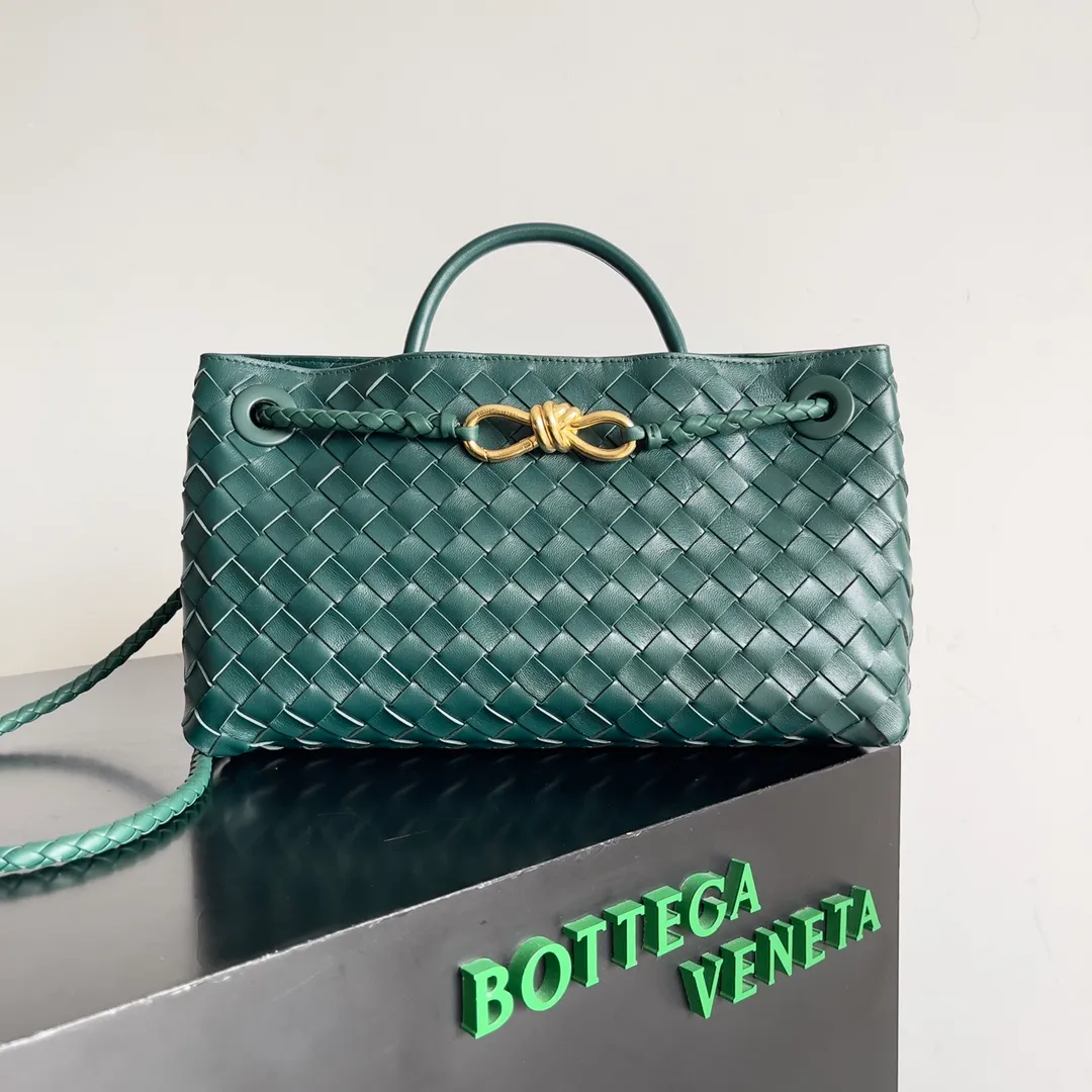 BV 1960 BV Lin Xinru, Ken Dou, Zhou Yutong, Zhu Zhu and other similar models, Andiamo Italian Let'go's new horizontal version design is more refined and elegant. The horizontal version presents a light and fashionable feeling that is more suitable for the body shape of Asian girls. The actual upper body is really awesome! Practicality and elegance coexist! 🉑️Carry it by hand, shoulder or crossbody, the law of true fragrance🥳 Style number: 754990 Size: 29*10*18